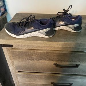 Brand new Nike navy silver met con trainers